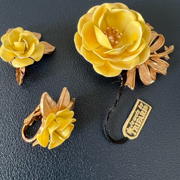 Rare Vintage Crown Trifari Yellow Flower brooch and clip on earrings Set - Picture 2 of 6